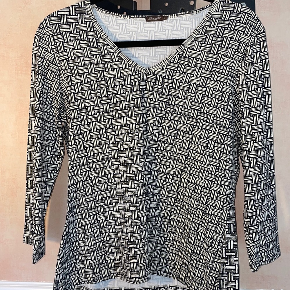J McLaughlin, Catalina top V-neck size large black & ivory excellent condition